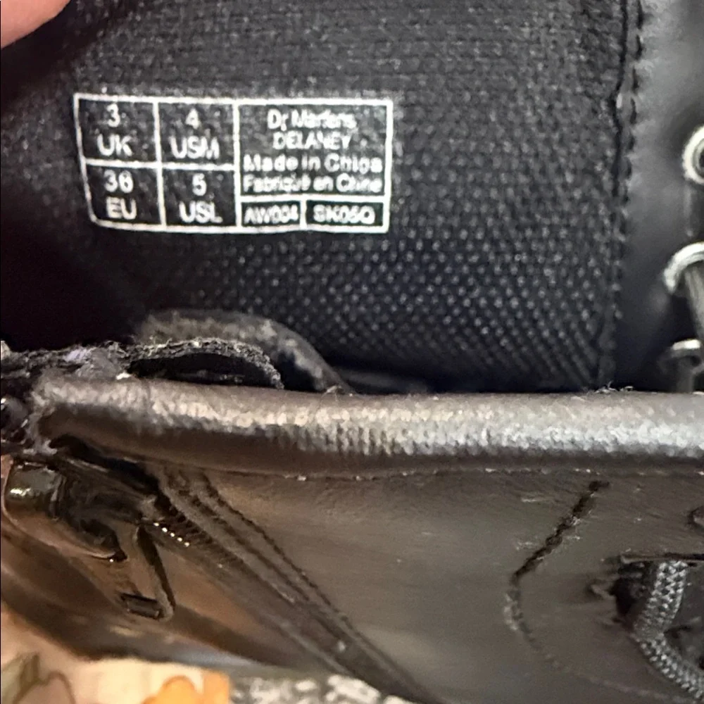 DR. MARTENS AIR WALK delaney KIDS SIZE 4